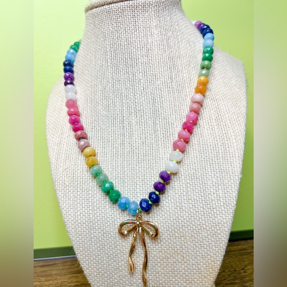 Jewelry - Gold bow beaded necklace